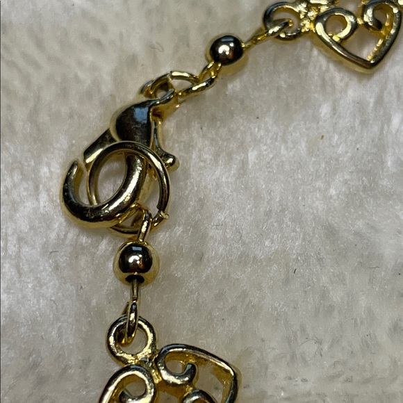 Elegant Gold Tone Heart Bracelet - Picture 4 of 5